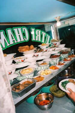 Bild eines reichhaltigen Nasi Padang Buffets in West Sumatra. Das Bild wurde in einem Restaurant mit einem Blitz aufgenommen.