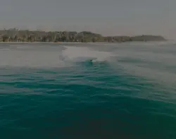 eine Surfer reitet eine riesige Welle in Indonesien